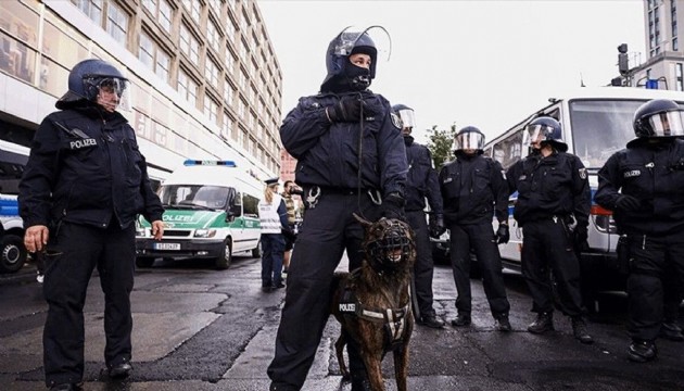 Almanya'da polis bıçaklı saldırgana şarjörü boşalttı: 2 yaralı